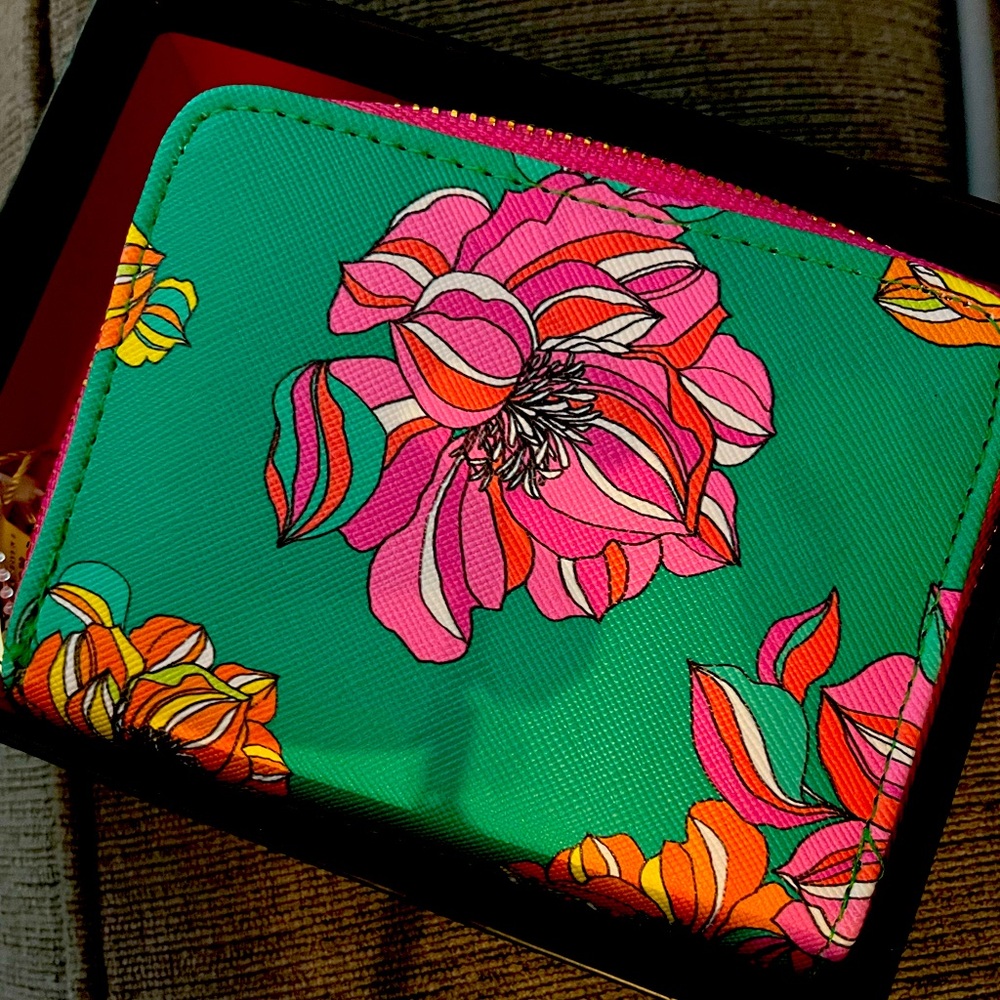 Trina Turk pink floral short coin wallet. Zipper closure 2 interior slip pockets